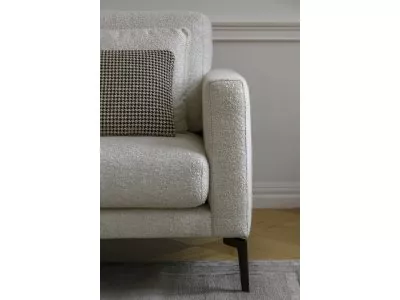Jasna sofa tapicerowana z poduszką i dywanem