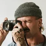 Portret klienta z aparatem fotograficznym - opinia o Porter Design
