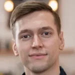 Portret młodego mężczyzny na rozmytym tle